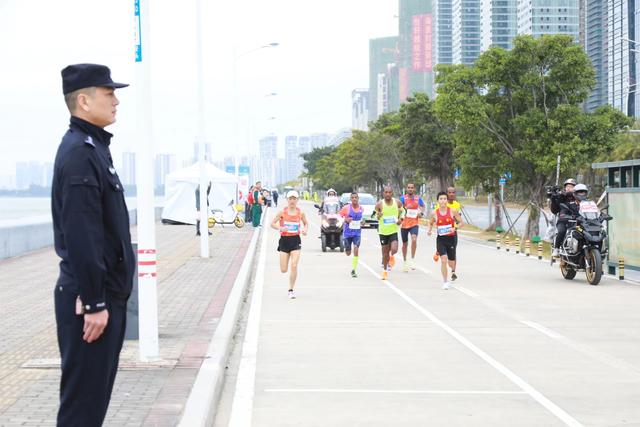 2023.12.24燃情“汕马”，一路“警”随!汕头公安圆满完成“2023东楚汕头马拉松”安保任务12.jpg