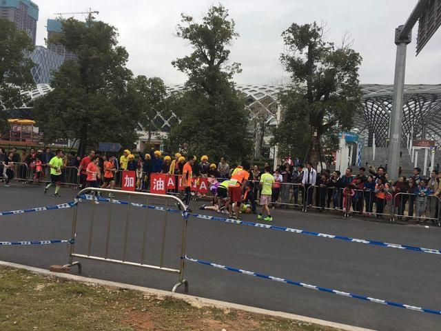 兰溪马拉松赛又演生死时速一名男选手心脏停跳