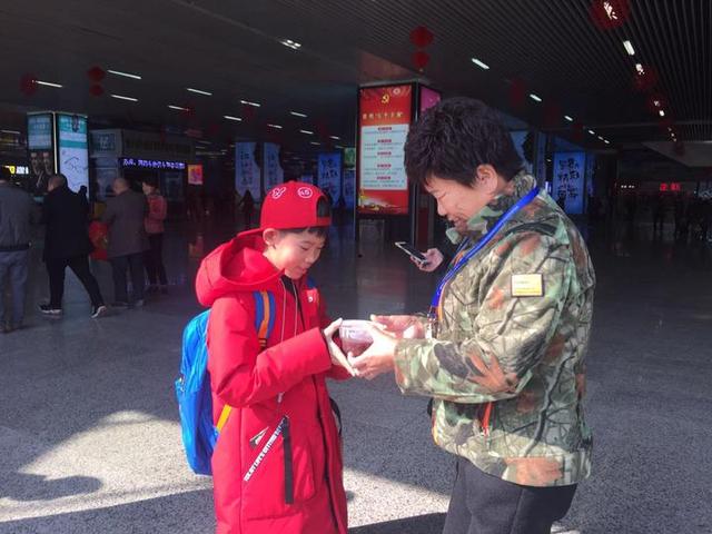 温州百名志愿者服务春运与赶路人暖心相伴