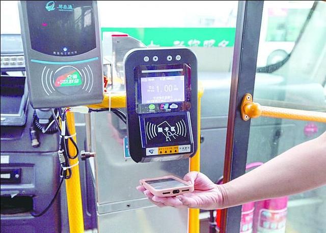 1月13日起,江门市18条公交线路,共200辆公交车实现微信扫码乘车.