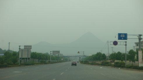尖峰山和双龙洞都在金华北山,所以就应该同属于双龙风景区吧.