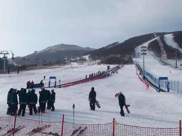 张家口连续降雪各大滑雪场逐渐热闹起来