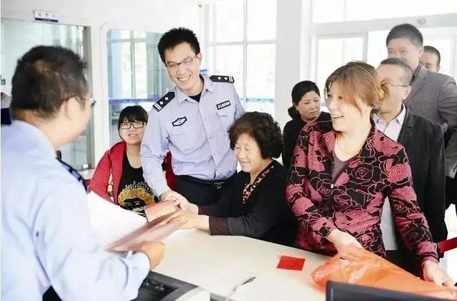 将居住落户,收养落户审批权限由市公安局下放到区(市)公安局,办理时限