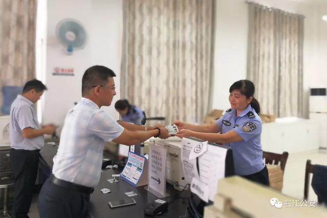 百色发出首批港澳台居民居住证!