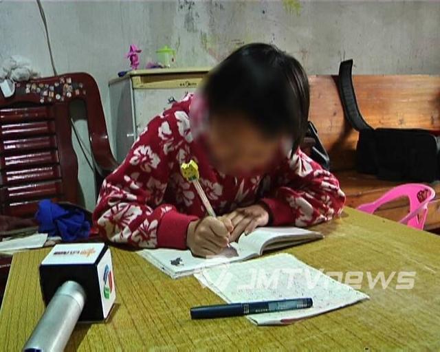 首先要帮小玲补办出生证或非婚生育证明,然后按具体的入户流程办理就