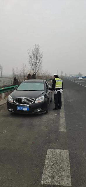 回家过年莫忘交通安全安阳高速交警纠违章除隐患助您回家路