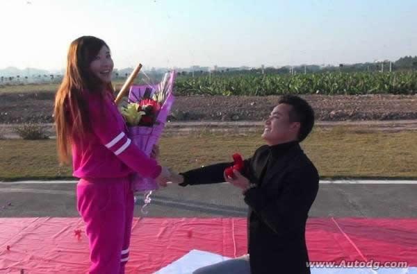 东莞网友开飞机圣诞节求婚冲上云宵