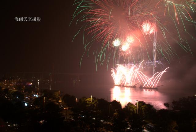 东莞电视台和东莞阳光网两家媒体将对该烟花晚会进行现场直播,敬请