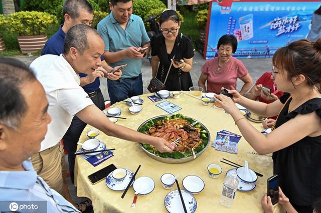 南海开渔前夕广东阳江食客同享渔家大宴