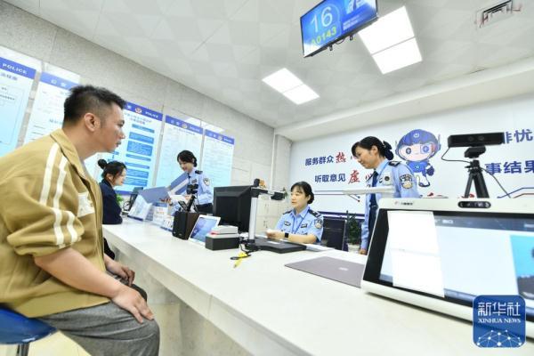 广西柳州:“一窗通办”解民忧
