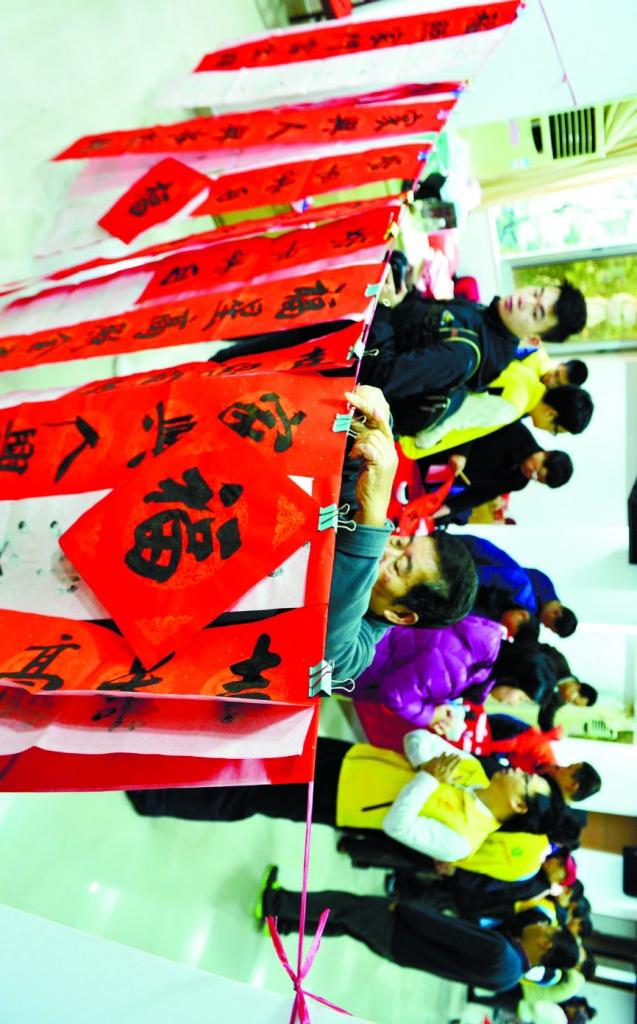 让市民感受传统文化魅力中山各地开展送春联