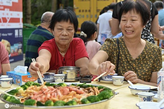 南海开渔前夕广东阳江食客同享渔家大宴