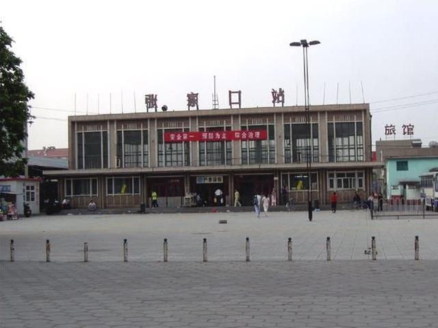 张家口站位于河北省张家口市桥东区,建于1909年,是由中国人建造...