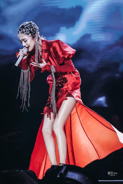[消息]张韶涵时隔三年携旅程巡演回归纯粹万束灯