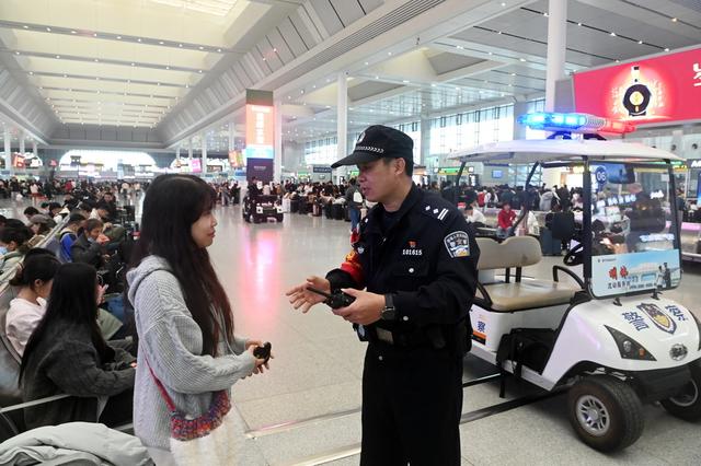 1月8日，高明伟在南宁东站向一名身份证失而复得的旅客讲解出行安全有关问题。