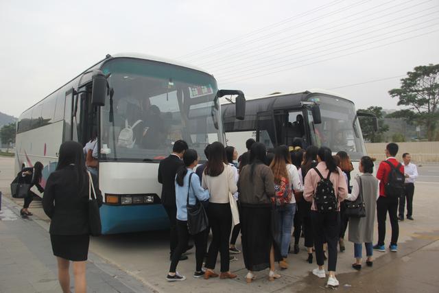 我院组织2018届应届毕业生回福州参加毕业生校园招聘会