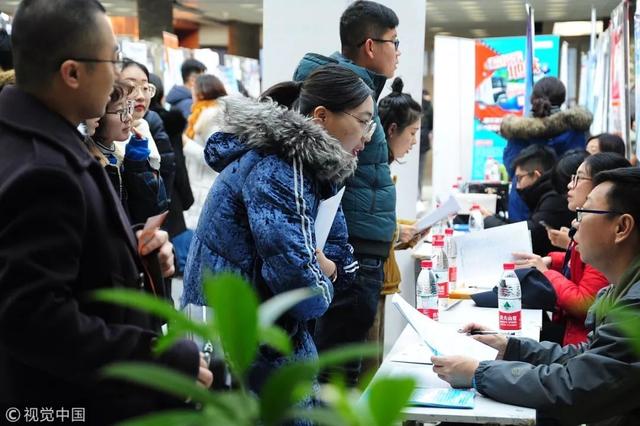 积极配合有关部门落实小微企业吸纳毕业生的社保补贴,培训补贴,降税减