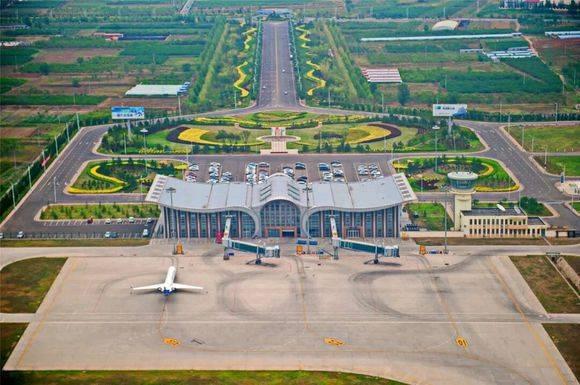 张家口宁远机场位于张家口市中心城区东南9公里处.