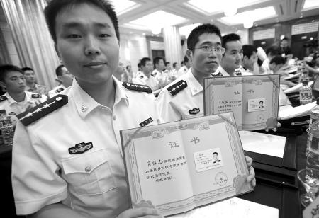 通讯员林道清)昨天下午,市政府举行全国军人居民身份证宁波首发仪式暨