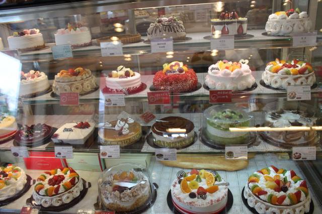 这个是当地较受欢迎的一家面包店的蛋糕,看上去把我馋坏了