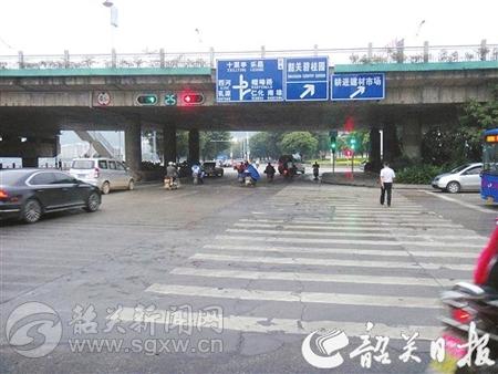 五里亭大桥桥底恢复右转上桥红绿灯